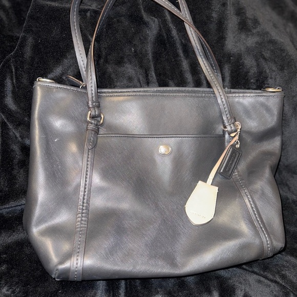Coach Black Leather Shoulder Bag with Timeless Design - Picture 2 of 16